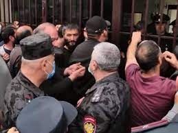 Ուղիղ.«Բենզինի շշերը բերեք». Ի՞նչ է կատարվել ՊՆ-ի մոտ. այստեղ է ժամանել ՀՀ ոստիկանապետը