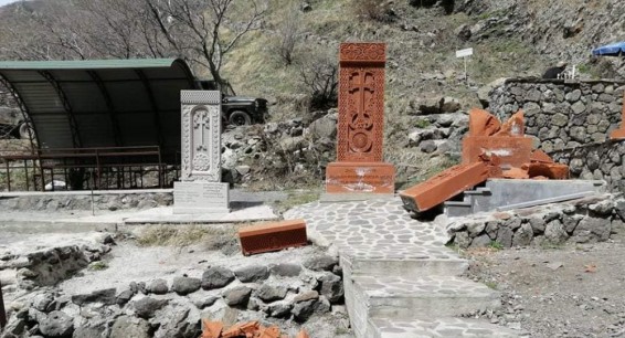 Вандализм в армянском селе: в Нор Ерзнка обнаружены разрушенные хачкары