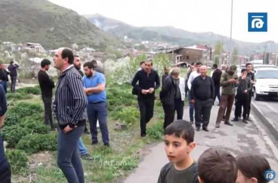 «Փախավ, գնաց «ժողովրդի վարչապետը»». Գորիսում բողոքի ակցիայի մասնակիցները՝ թիկնազորով հեռացող Փաշինյանին (տեսանյութ)