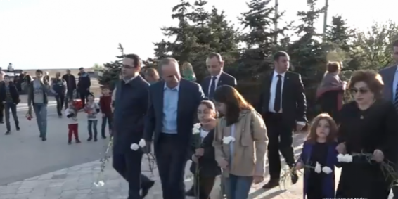 Ռոբերտ Քոչարյանը հարգանքի տուրք է մատուցել Ծիծեռնակաբերդում (տեսանյութ)