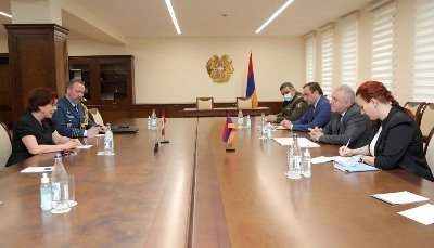 ՀՀ պաշտպանության նախարարն ընդունել է Կանադայի դեսպանին