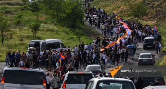 Стать достойными победы: в Ереване прошло шествие единства к пантеону Ераблур