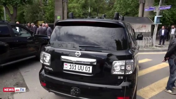 Пострадавшую в аварии с участием автомобиля, сопровождающего Пашиняна, женщину отправили в больницу