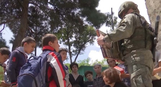 Российские миротворцы передали помощь беженцам и многодетным семьям Нагорного Карабаха