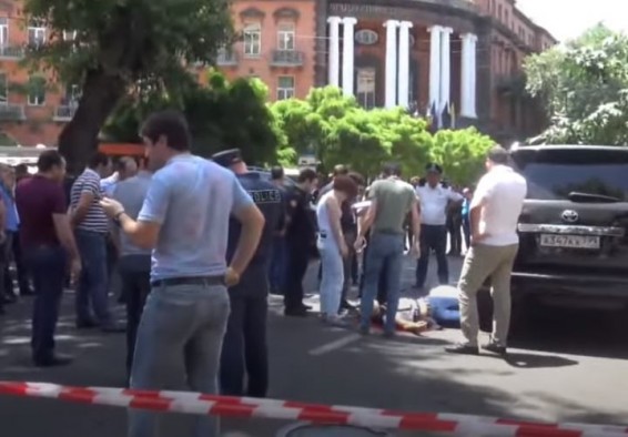 LIVE: В центре Еревана средь бела дня застрелен человек