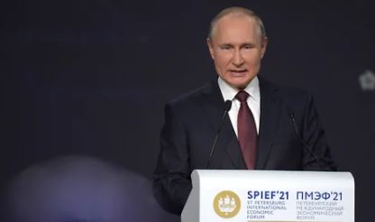 Путин поручил организовать в России платную вакцинацию для иностранцев
