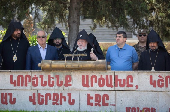 Առկա խնդիրներն ու մարտահրավերներն իրենց լուծումները պիտի ստանան, երբ անխտիր ամենքս հետևություններ կատարենք ողբերգական այս կացության պատճառների վերաբերյալ․ Գարեգին Բ–ն՝ Արցախի զորամասերից մեկում
