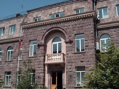 Центризбирком Армении признал рекламу книги Роберта Кочаряна ассоциирующейся с агитплакатами