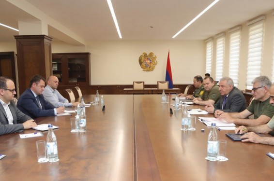 ՊՆ վարչական համալիրում Վաղարշակ Հարությունյանը ընդունել է Հայկ Չոբանյանին, քննարկվել են ռազմարդյունաբերության ոլորտին առնչվող մի շարք հարցեր