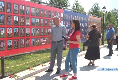 В Степанакерте устанавливаются мемориальные доски с фотографиями героев 44-дневной войны