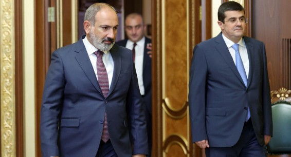 Никол Пашинян провел переговоры с Араиком Арутюняном