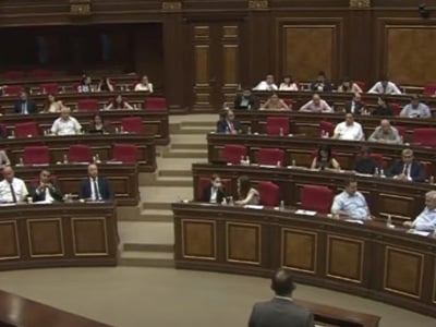 Блок «Мой шаг» проводит внеочередное заседание распущенного парламента Армении в одиночестве