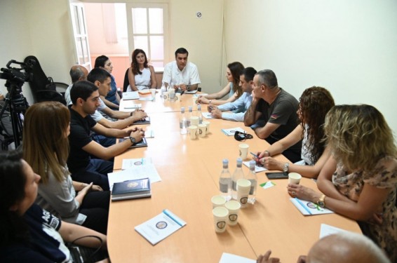 Պետք է աջակցել ՀԿ-ների կարողությունների զարգացմանը. Պաշտպանի ու ՄԱԿ-ի Բնակչության հիմնադրամի հայաստանյան գրասենյակի տնօրենի քննարկումը Կապանի և Գորիսի ՀԿ-ներիի հետ