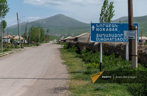 «Ես սահմանապահ զորքերի փոխարեն չեմ կարող պատասխան տալ, բայց այնտեղ ընդհանուր առմամբ լարված վիճակ է, գյուղում վիճակը նորմալ է». Նորաբակի գյուղապետ