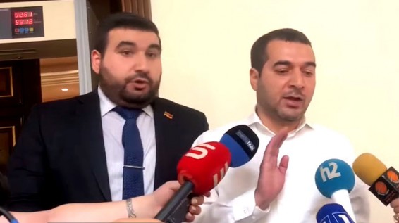 Հայհոյող Հրաչյա Հակոբյանին դուրս հանեցին ԱԺ նիստերի դահլիճից