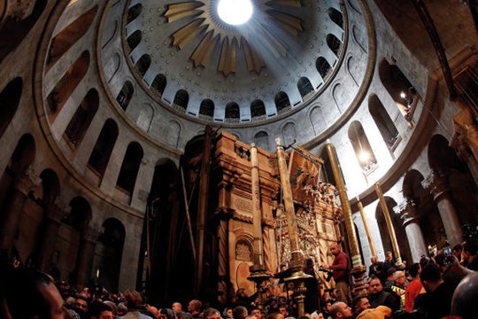 Հազարավոր ուխտավորներ հավաքվել են Երուսաղեմում՝ սպասելով Սուրբ կրակին