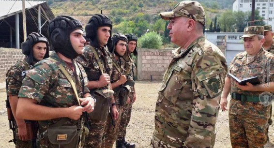 Аршак Карапетян посетил ряд воинских частей и пообщался с резервистами
