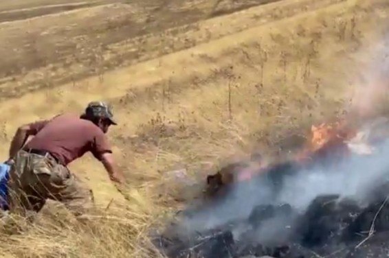 Устроенные азербайджанцами пожары в селе Кут: жители тщетно пытаются потушить огонь
