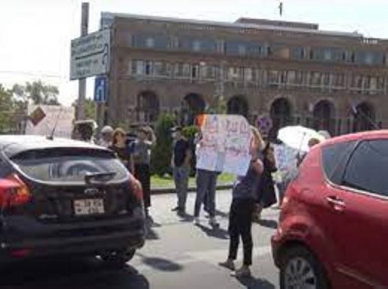 Ֆիզգորոդոկի բնակիչները փակել են քաղաքապետարանի հարակից փողոցը (ուղիղ)