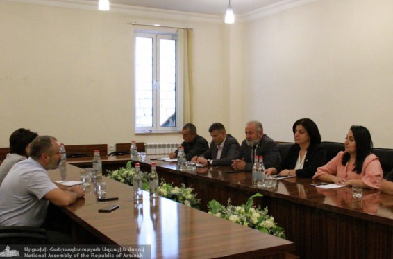 Արցախի ԱԺ «Միասնական հայրենիք» խմբակցությունը հանդիպել է ԱԳ նախարարի հետ, մտքեր են փոխանակվել նաև ադրբեջանա-ղարաբաղյան հակամարտության կարգավորման վերաբերյալ