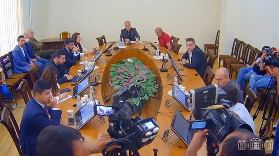 Արթուր Ղազինյանը չորրորդ անգամ չընտրվեց ԱԺ մշտական հանձնաժողովի նախագահի տեղակալի պաշտոնում