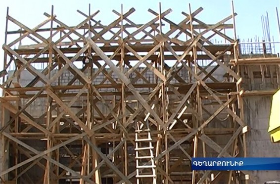 Նոր թատրոնի շենքի դիմաց սրճարան են կառուցում. գավառցիներն ահազանգում են