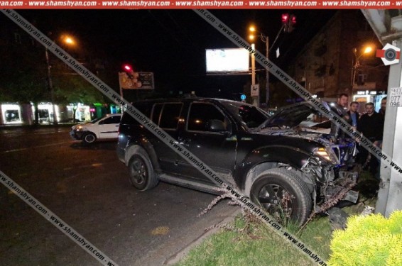Երևանում. բախվել են KIA-ն ու Nissan X-Trail-ը. վերջինս էլ բախվել է գովազդային վահանակին. կան վիրավորներ. shamshyan.com