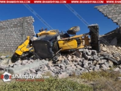 Արտակարգ դեպք՝ Երևանում. տրակտորը շրջվել է ու փլուզել հսկայական քարե պարիսպը