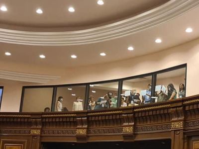 Омбудсмен Армении обратился в КС в связи с ограничениями деятельности журналистов в парламенте