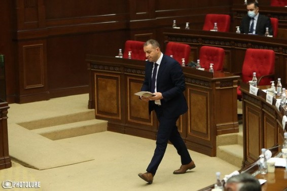 Министр экономики Армении обосновал необходимость сокращения нерабочих дней на Новый Год китайской поговоркой