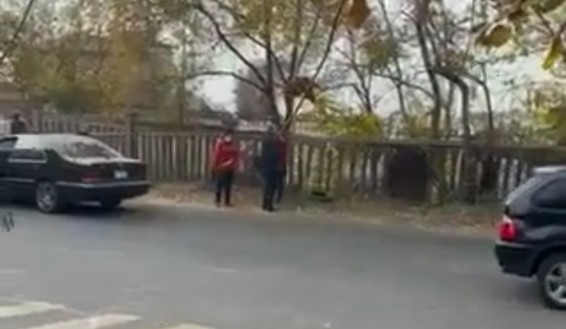 Տեսագրել են փողոցում տղամարդու կողմից կնոջ նկատմամբ ֆիզիկական բռնություն