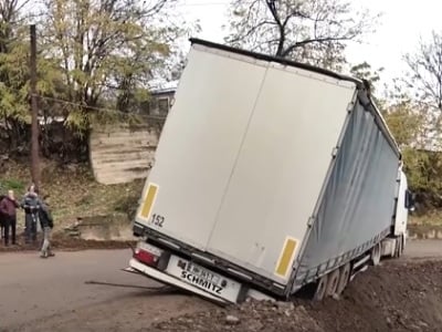 Водители иранских фур жалуются на объездную дорогу Татев-Агван