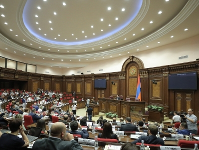 ԱԺ-ն երկու նոր պատգամավոր ունի. նրանցից երդվեց միայն մեկը. Ասպրամ Կրպեյանը բոյկոտի շրջանակում լքել էր դահլիճը