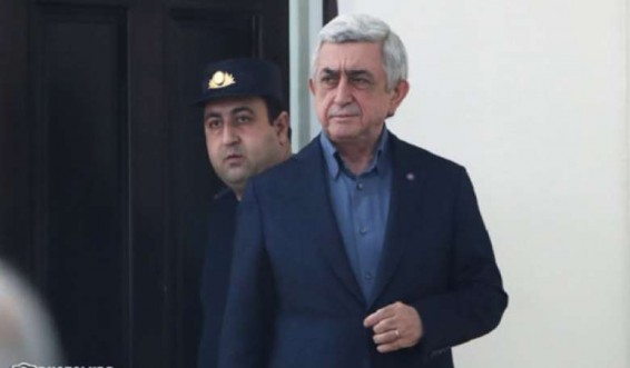 «Կոմայի մեջ գտնվող» նոյի թվի քրգործով այս ճակատագրական օրերին նախագահ Սարգսյանին որպես մեղադրյալ ներգրավելը էժան ֆարս է. Մելիքյան