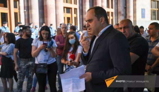 Выходи, если ты демократ: митингующие в Ереване пригласили Пашиняна на главную площадь
