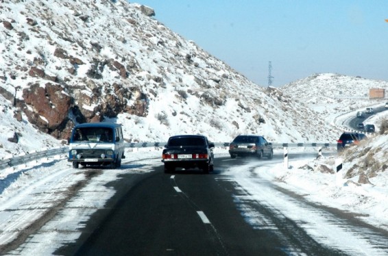 Չարենցավան-Հրազդան և Գյումրի-Բավրա ավտոճանապարհներին առկա է մերկասառույց․ Վայոց Ձորի և Սյունիքի մարզերում ձյուն է տեղում․ Լարսը փակ է