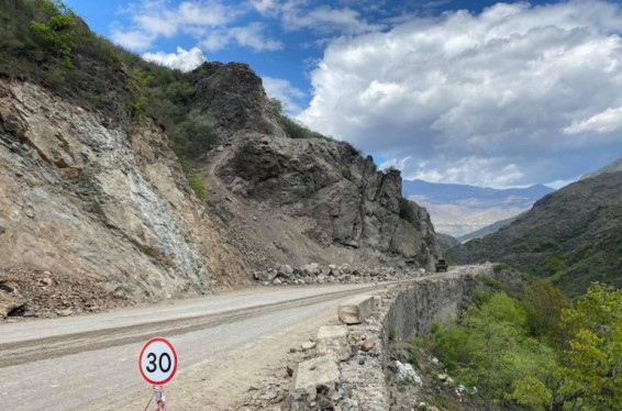 Այսօր՝ ժամը 12։30-ից մինչ 17։00-ն, Հաղպատ գյուղի խաչմերուկից դեպի Վրաստանի սահմանն ընկած ճանապարհահատվածը, ժայռապայթեցման աշխատանքներով պայմանավորված, փակ է լինելու