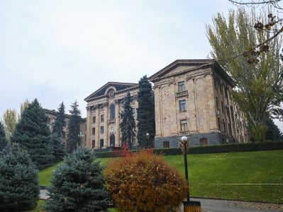 ԱԺ բակում բացվել է Կոզեռնի հանգստարանի ննջեցյալների և հոկտեմբերի 27-ի զոհերի հուշակոթող