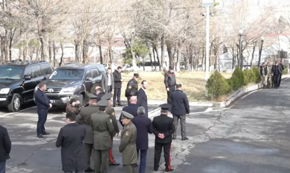 Ուղիղ. Վազգեն Սարգսյանի տարեդարձի առթիվ քաղաքական դաշտն այցելում է Եռաբլուր