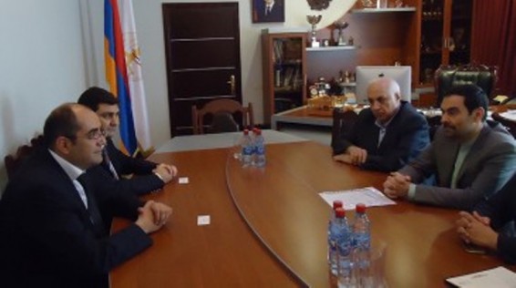 Դեսպանը դիմել է Հրաչյա Ռոստոմյանին՝ օգնել ունենալու ֆիզկուլտուրայի կին մարզիչ