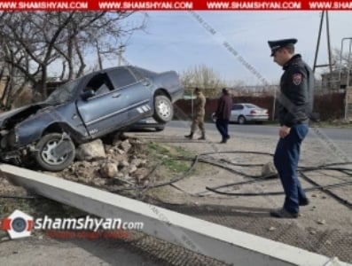 ՊՆ զինծառայողը Նոր Գեղիում Mercedes-ով տապալել է բետոնե էլեկտրասյունն ու հայտնվել քարերի վրա․ կա վիրավոր