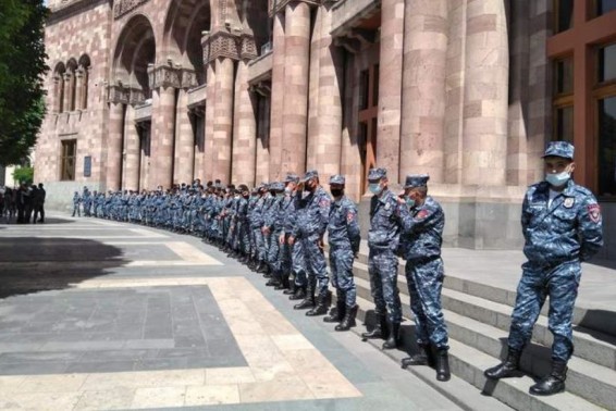 Полиция подвергла приводу 2 участников акции протеста в центре Еревана