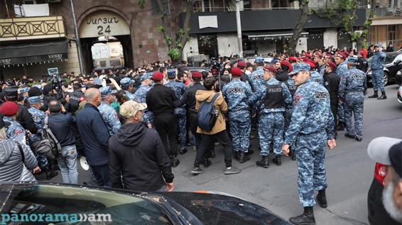 «Սա ինչ վայրագություն է». ոստիկանները բռնի ուժով բացեցին Սարյան փողոցը