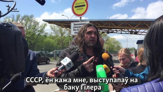 «Вали отсюда!» Пропутинский байкер толкает журналиста «Белсата»