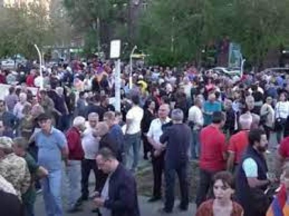 Գեղամ Մանուկյանի գլխավորությամբ երթ է մեկնարկել Ֆրանսիայի հրապարակից