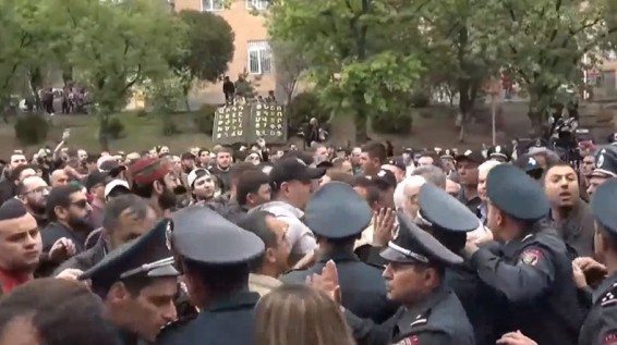 Սա մեկ մարդու կռիվ չէ, սա հայկական պետությունների լինել-չլինելու հարցն է. լարված իրավիճակ Բաղրամյան պողոտայում