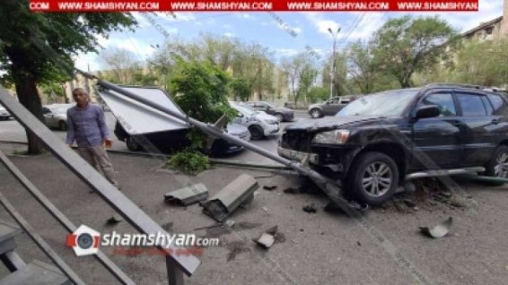 Երևանում բախվել են կին վարորդների Toyota-ները, ընկել է լուսացույցը․ հղի կին է տեղափոխվել հիվանդանոց