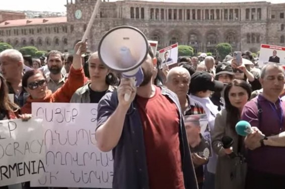 Протестующие в Ереване собрались перед гостиницей, где должна пройти встреча Пашиняна и посла США с НПО