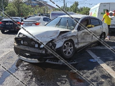 Կիևյան կամրջի սկզբնամասում բախվել են Nissan Teana-ն ու Nissan Sentra-ն, կա վիրավոր