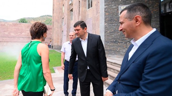 Կապանի քաղաքապետն Աննա Հակոբյանին դիմավորեց առանց ծաղիկների